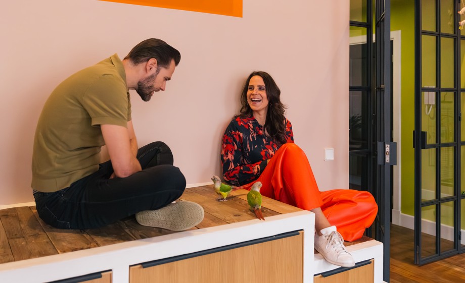 Tamara en Daan wonen in een stijlvol appartement in dit voormalige weeshuis in Den Haag | Fotografie: Roos Eijmers