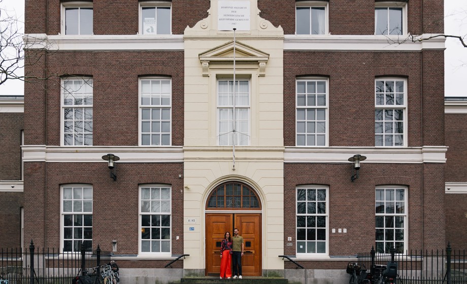 Tamara en Daan wonen in een stijlvol appartement in dit voormalige weeshuis in Den Haag | Fotografie: Roos Eijmers