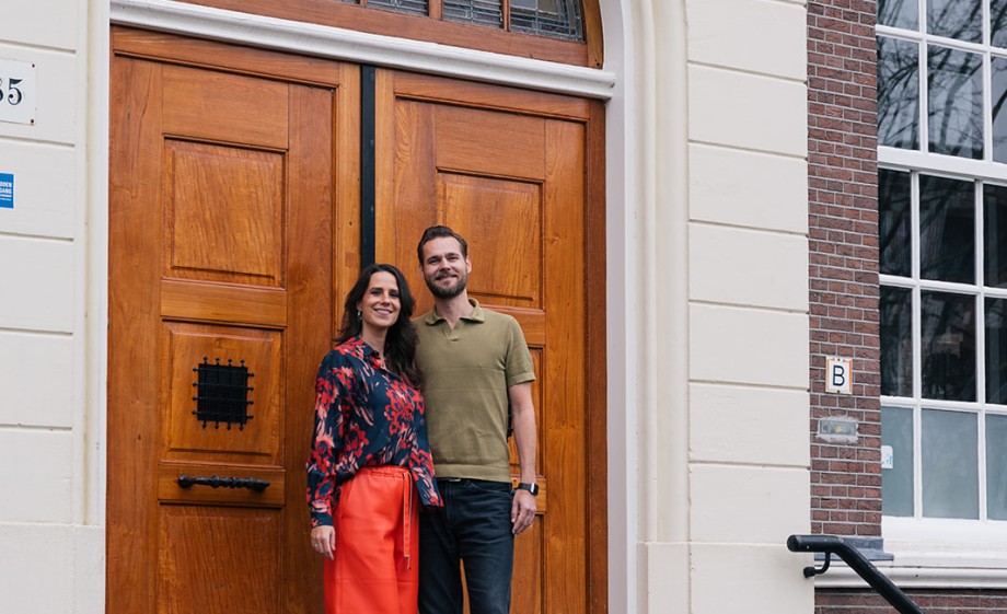 Tamara en Daan wonen in een stijlvol appartement in dit voormalige weeshuis in Den Haag | Fotografie: Roos Eijmers