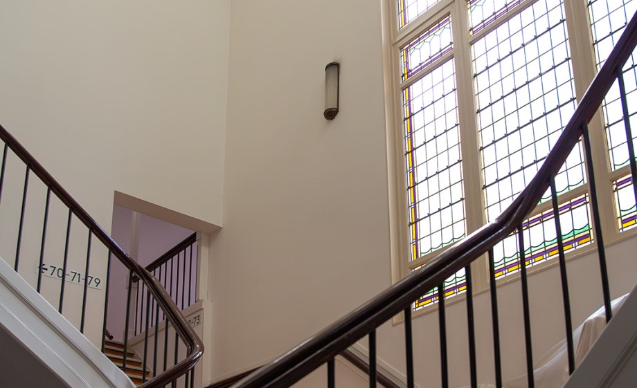 Tamara en Daan wonen in een stijlvol appartement in dit voormalige weeshuis in Den Haag | Fotografie: Roos Eijmers