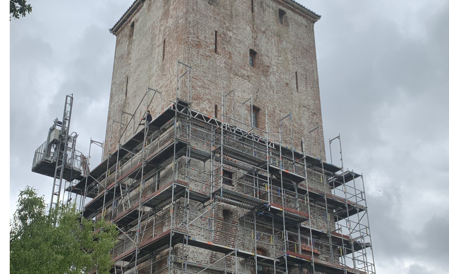 Hamtoren in de steigers
