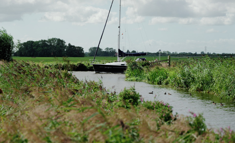 Madelon en Roeland wonen op deze gerestaureerde boerderij in het Friese Grou | Foto: Marjon Lukje