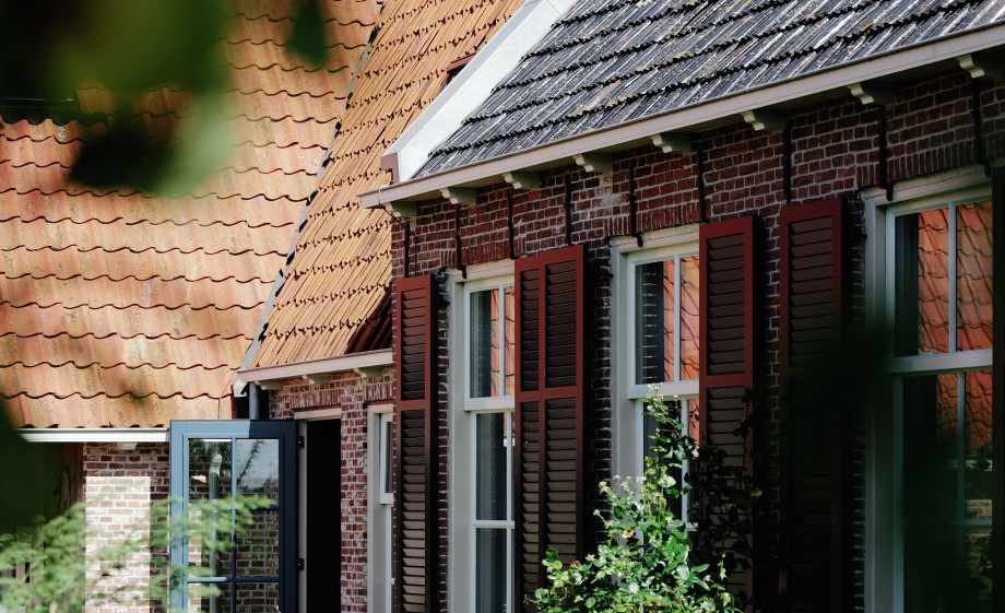 Madelon en Roeland wonen op deze gerestaureerde boerderij in het Friese Grou | Foto: Marjon Lukje