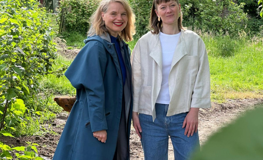Marieke Eyskoot en modeontwerper Joline Jolink op de 'fashion farm' in Welsum