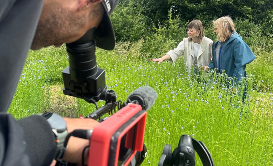 Achter de schermen opnames op de 'fashion farm' van Joline Jolink in Welsum