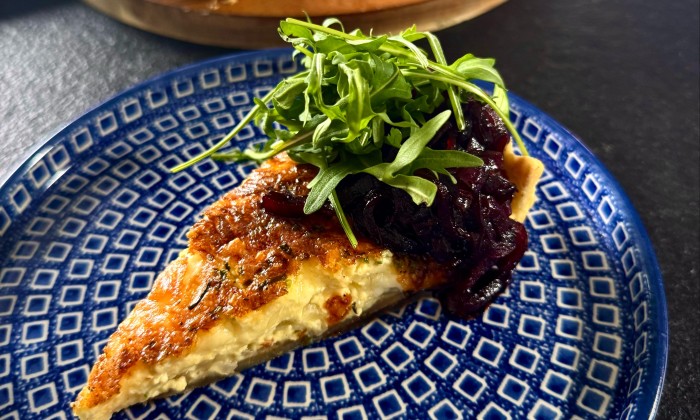 Hartige kaastaart met uiencompote | Foto: BinnensteBuiten