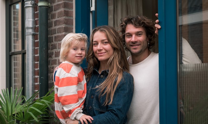 Bauke, Emily en Koda voor hun huis in Haarlem
