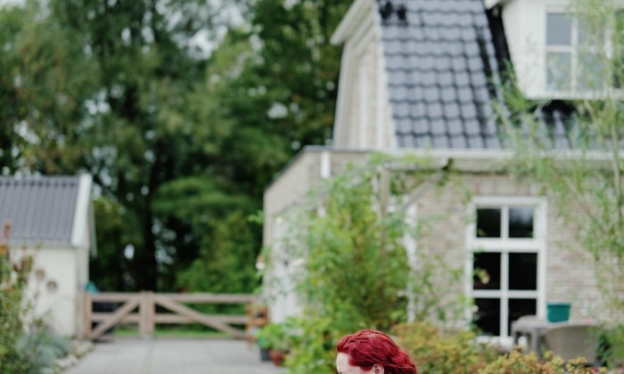 Mieke en haar hulphond Woezel | Fotografie: Marjon Lukje