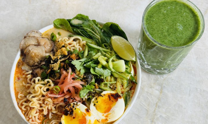 Snelle noedelssoep met paksoi, shiitake en een perfect eitje | Foto: BinnensteBuiten