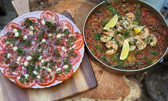 Gele rijst met chorizo, geroosterde paprika's en gamba's