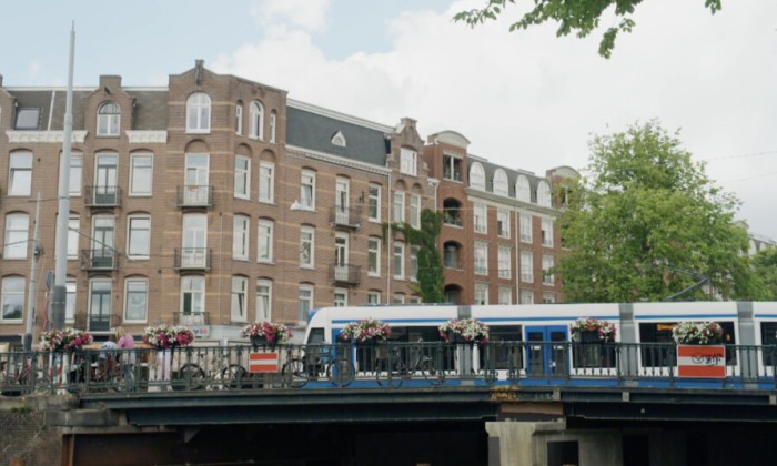 Een tiny woonboot in Amsterdam