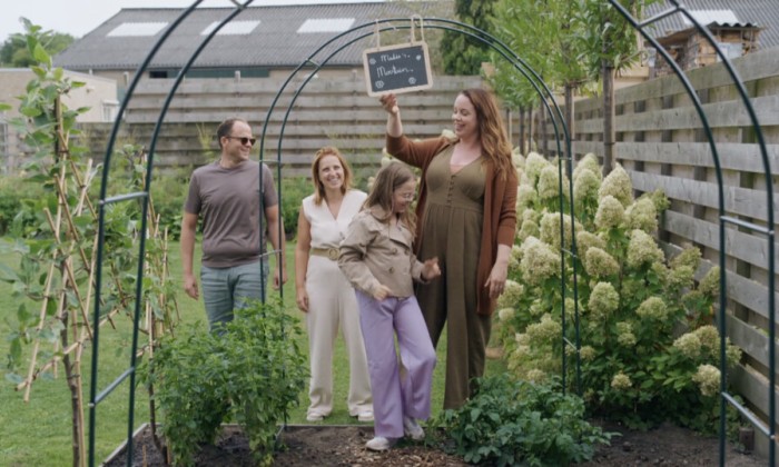 Anne met Madée bij de moestuin