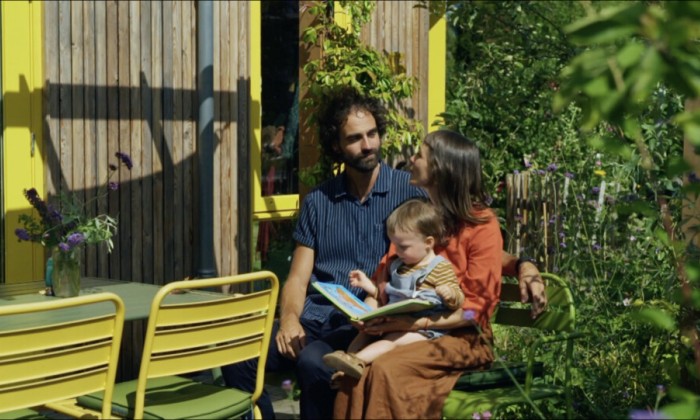 Thijs en Ella in de tuin van hun tiny house