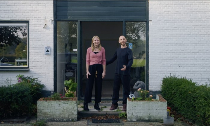 Vera en Devin voor hun anti-kraakhuis