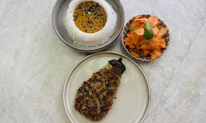 Krokante aubergineschnitzel met Japanse curry
