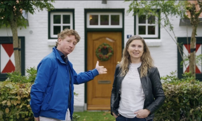 Jeroen en Anja voor hun huis