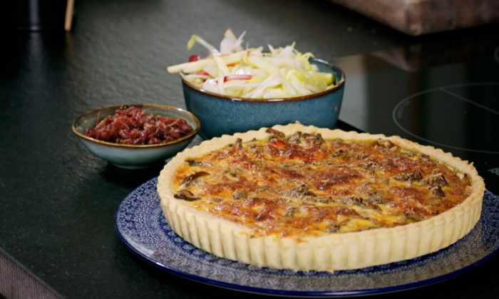 hartige taart met bospaddenstoelen