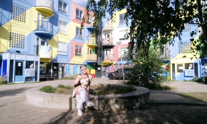 Luna voor haar appartement