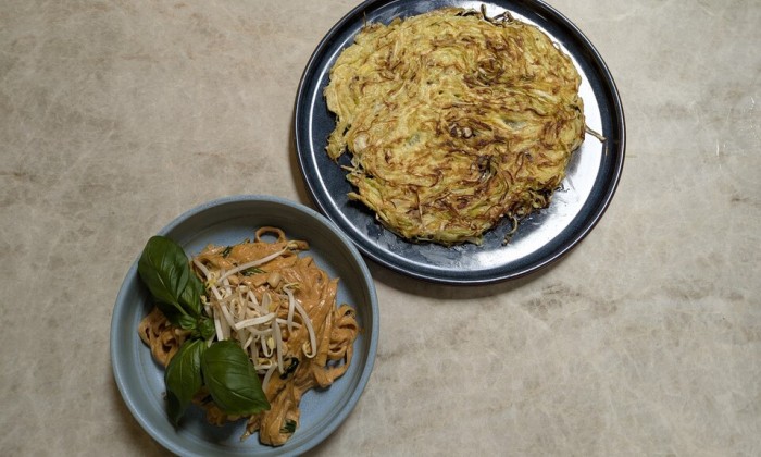 Udonnoodles met saus van gochujang en een omelet met spitskool