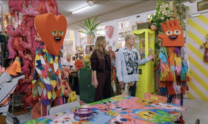 Suzanne bij Bas in zijn atelier