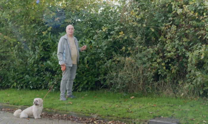 Karst en zijn hondje bij de bramenstraak