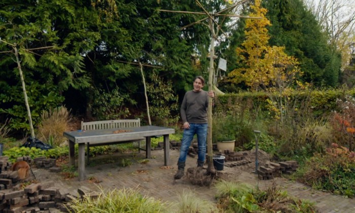 Lodewijk Hoekstra een rondleiding door zijn tuin