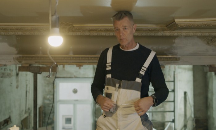 Restaurateur van plafondornamenten