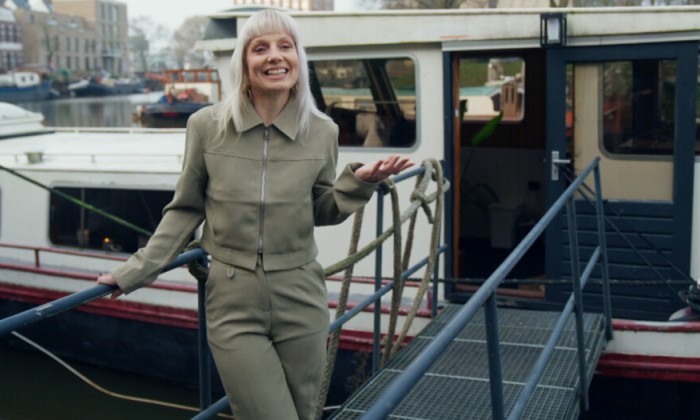 Astrid bij haar schip