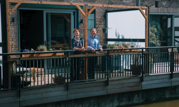 Marga en Ron in een oude bollenschuur | Foto: ShotbySheena 