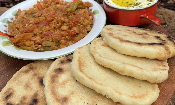 Mais broodjes met stoof van aubergine en munt dip