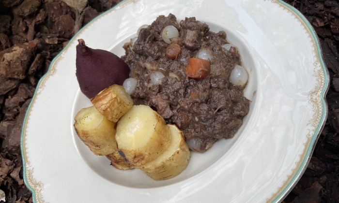 wildstoof met gepofte pastinaak en stoofpeertjes