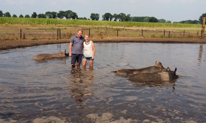 Varkensboer Koen en zijn vriendin Melissa in de varkenspoel waar zij een prijs voor wonnen | Bron: foto van Koen Lipman