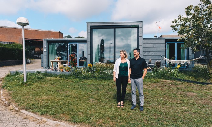 Bram en Marlous voor hun plastic huis | foto: Marjon Lukje