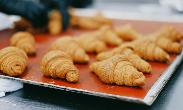 Croissants op een bakmat