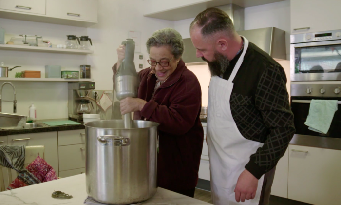 Onder toeziend oog van Ramon wordt de soep gepureerd | Still uit de uitzending