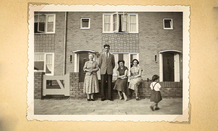 Familie Sloetjes voor hun huis | archief Vereniging Hendrick de Keyser 