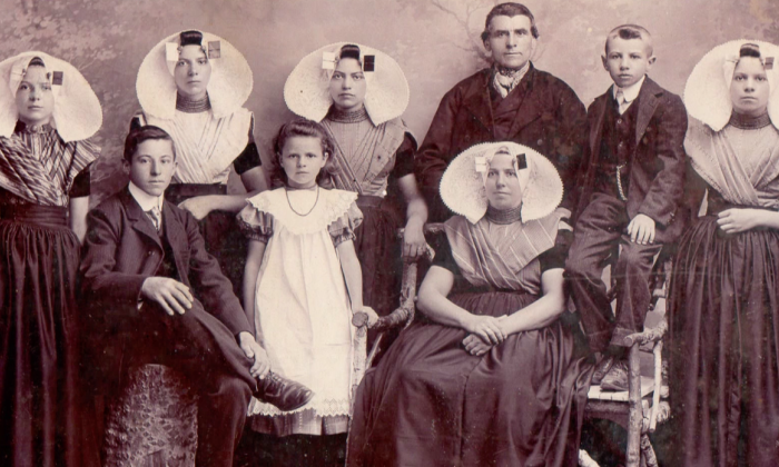 Oude klederdracht kappen | Still uit de uitzending 