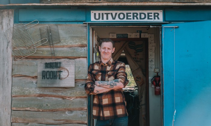 Niels bij zijn rokerij in Amsterdam | Foto: Sheena Schouwink