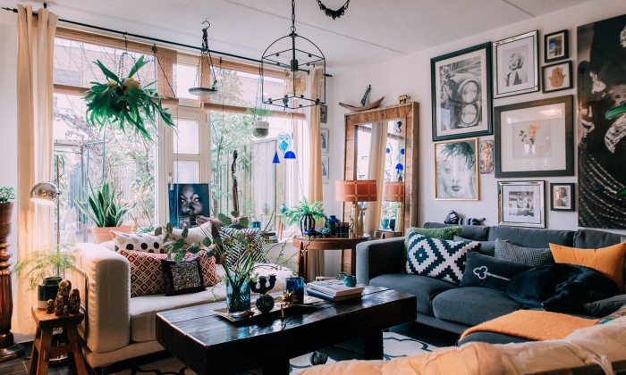 De woonkamer van Laila Hamidi