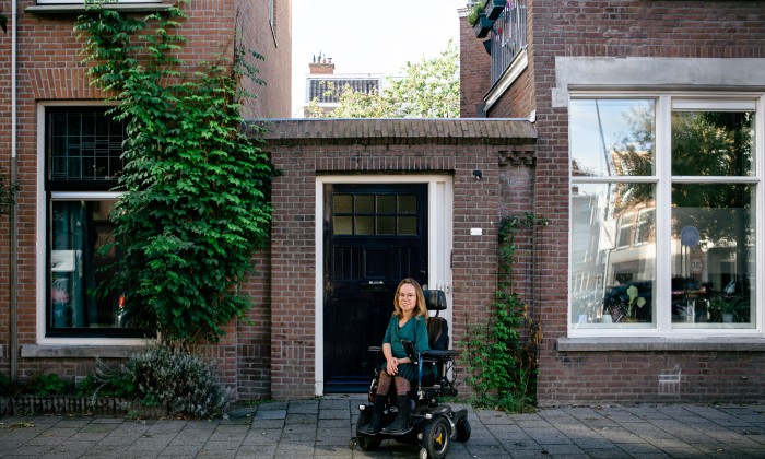 Diplomaat Anne de Ruijter in Den Haag voor haar rolstoelvriendelijke woning | Foto: Roos Eijmers