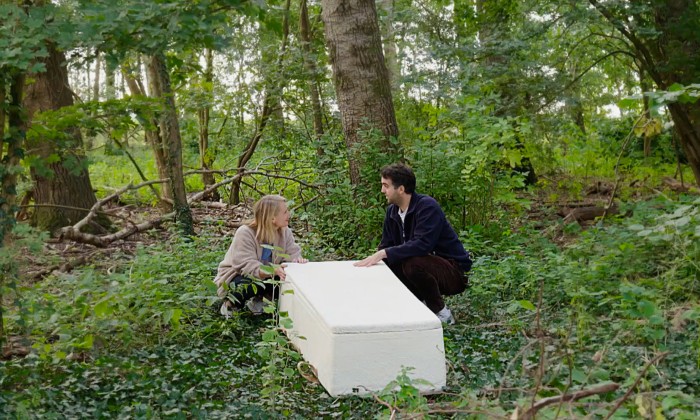 Marieke en Bob bij de kist
