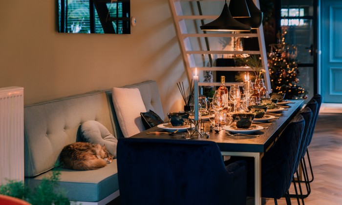 Kerstvieren met kleur en een aangeklede kersttafel in Hoorn | Foto: Sheena Schouwink