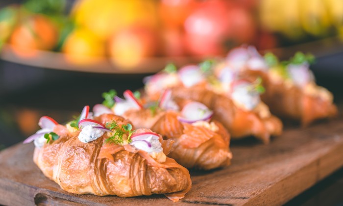 Croissant met zalm en roerei
