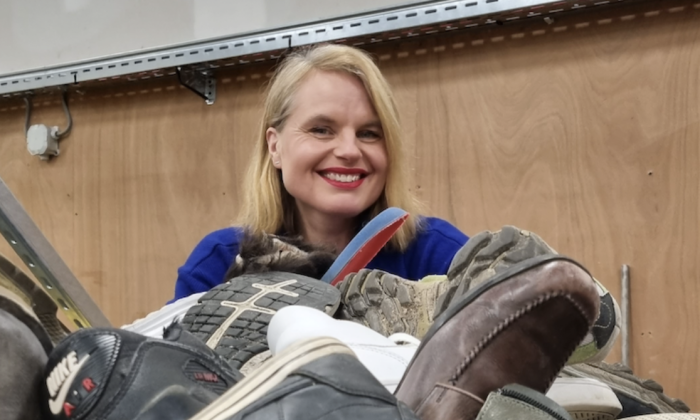 Marieke tussen de berg schoenen