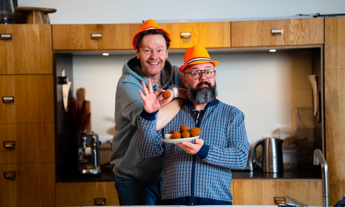 Ramon Brugman en Gijs Staverman met de bitterballen voor Koningsdag | Foto: KRO NCRV