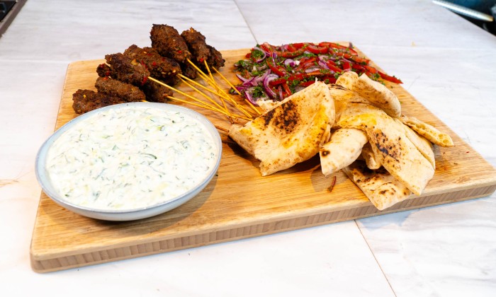 Kofte-spiesjes met tzatziki, seizoenstomaat en rode ui