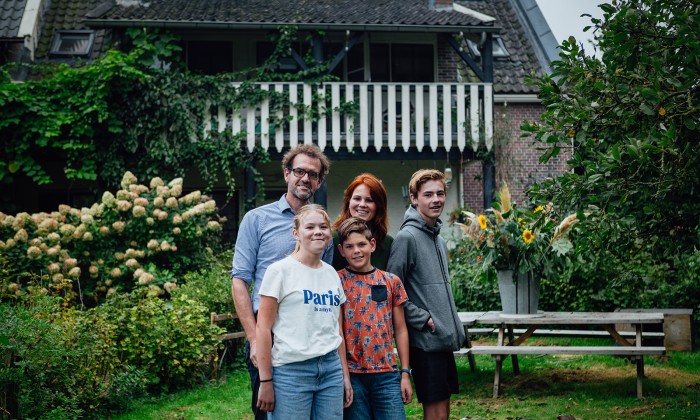 Een Pippi Langkous-achtige huis vol kleur en oude elementen | Fotografie: Roos Eijmers