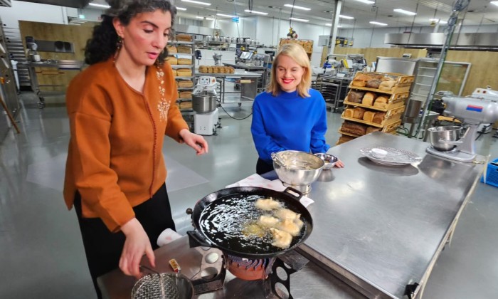 Marieke en Nadia maken oliebollen van oud brood 