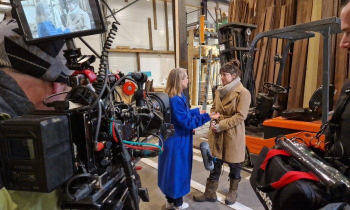 Marieke Eyskoot in een bouwmarkt met tweedehands materialen | Foto: Marieke Eyskoot