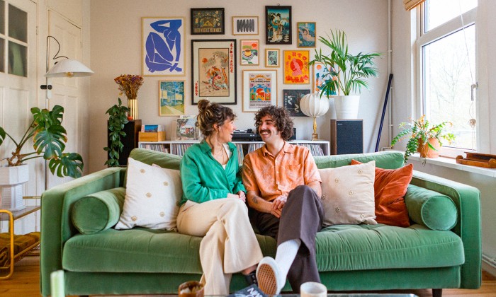 Jimmy en Juliette op de bank | Foto: Roos Eijmers 